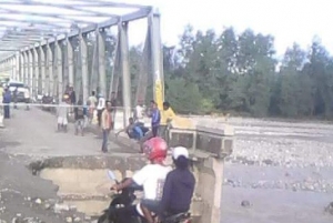 Komunidade observa hela ponte kotu iha Lomea, Suai