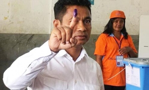 Assanami foti liman fuan hafoin vota iha sentru votasaun, SD Bairo Pitte, Dili