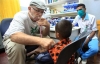 Bainhira sei moris Dr. Daniel halo konsulta ba pasiente labarik. Foto aterior/google