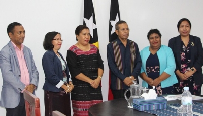 Sekretariu Estadu Igualidade no Inkluzaun (SEII), Maria do Rosario Fatima, hasoru malu ho Primeiru Ministru Taur Matan Ruak. Foto:Media Gab. SEII.