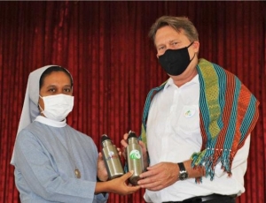 Diretór Misaun USAID iha Timor-Leste, Harold Carey, entrega kantil ba Madre Rev. Guilermina Marçal FDCC, Supériora Eskola Canosa. Foto:Grigoriu/INDEPENDENTE.