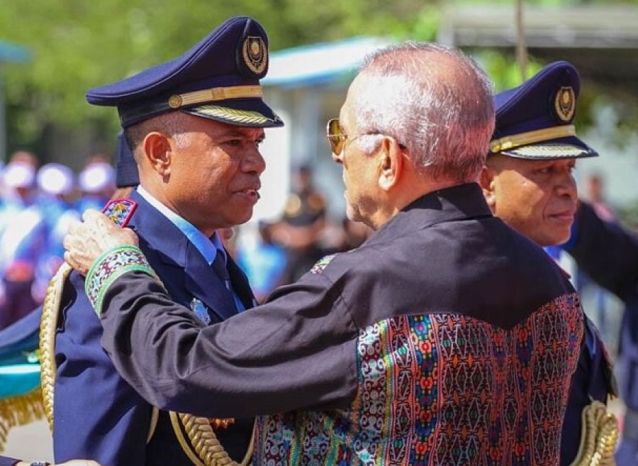 Prezidente Repúblika José Ramos Horta fó pose ba Komandante Jeral Polisia Nasional Timor-Leste, Komisariu Polisia Henrique da Costa no Segundu Komandante Jeral, Pedro Belo. Foto: Media PNTL.