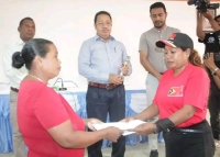 Traballadora ne'ebe atu ba servisu iha Australia entrega deklarasaun ne'ebe asina ona ho SEFOPE, ba familia iha Salaun SEFOPE, Kaikoli, Dili, kinta (29/02/24). Foto:INDEPENDENTE.