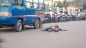 Sidadaun ho moras saude mental ida toba hela estrada klaran, iha Kapital Dili. Foto:Google.