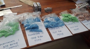 Bea Cukai Indonézia Halo aprensaun ba Sidadaun TL nain rua (Fen Laen), ho naran Initial AS &amp; JSP transporta droga ho tipe ecstasy ba Indonesia liu Motain Batugade, ho total pill 4874 subar iha mesin printer tipe EPSON A4, Foin lalais. FOTO: Alfándega TL