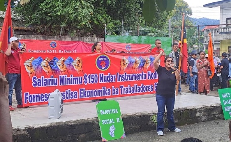 Konfederasaun Sindikatu Timor-Leste (KSTL) hamutuk ho membru traballador sira kontinua hala’o asaun manifestasaun  hodi ejije governu atu aprova kona-ba salariu minimu $150 ba traballador Timor oan sira iha rai laran. Foto:Media KSTL.