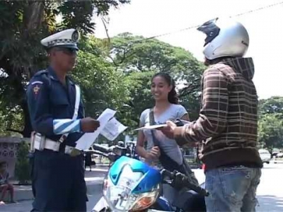 Polisia nasional halo cek poit ba ema ne'ebe la kumpri regra EE. Foto: Independent