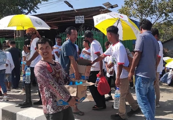 Kompañia Satria Unipesoal, Lda prepara bee hemu hamutu Kaixa 240 hodi distribui ba sarani sira ne'ebé atu partisipa misa solene iha Tasi-tolu ne'ebé prezide husi Sua Santidade Papa Francisco. Tersa (10/09/24). Foto:INDEPENDENTE/Ivonia Varela.