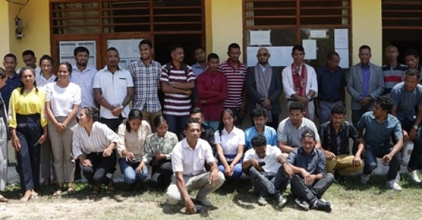 Funsionariu kazual na'in 42 ne'ebe SEKoop destaka ba Munisipiu Lautem, foto ho hamutuk ho Sekretáriu Estadu Kooperativa, Arsenio Pereira da Silva no Administradór Munisipiu Lautem, Domingos Savio, iha Edifisiu Administrasaun Munisipiu Lautem, (08/11). Foto:INDEPENDENTE/Juliao.