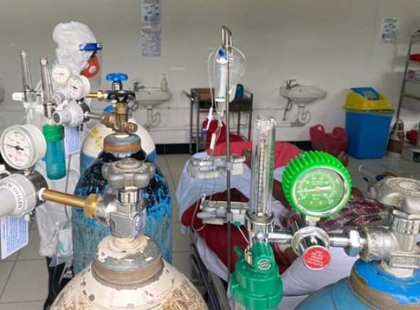 pasiente ne'ebe grave uza oksigeniu. Foto:Dok/Independente.