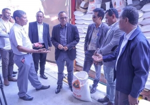 Governu liu husi Ministeriu Komersiu no Industria hamutuk ho AIFAESA, observa hela deskargamentu fos Saka rihun 88 resin iha Postu Tibar. Foto:Media MKI.