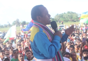 Presidente  PUDD Silvestre Xavier &quot;Sufa&quot; aprezenta hela progama Politika PUDD ba Militantes iha kampu Darisula Iha komisiu aberta ba dala Tolu iha Munisipiu Baucau, Segunda (23/04), FOTO: INDEPENDENTE/Domingos Gomes. 