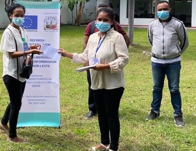 Diretora Timor Post, Suzana Cardoso simbolikamente simu pulsa telefone husi reprejentante União Europeia (UE) no Centro de Estudos para a Paz e Desenvolvimento (CEPAD), kuarta (31/3), iha Farol Dili.