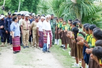 Estudante sira forma hodi simu prezensa Primeiru Ministru, Kay Rala Xanana Gusmão, molok inaugura projetu konstrusaun sistema irrigasaun modernu iha Galata, Postu Administrativu Venilale, Munisípiu Baukau, Sabadu (10/01).FOTO: media INDEPENDENTE.