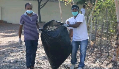 Funsionariu sira husi administrasaun publiku halao limpeza jeral hodi kombate dengue. Foto:INDEPENDENTE.