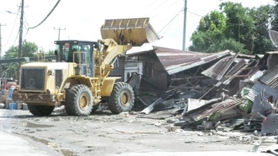 Ekipa konjunta lori eskavatór sobu negosiante sira nia sasan no kioske iha Bidau Sengol, Postu Administrativu Cristu Rei, Munisipiu Dili, (16/04/24). Foto: INDEPENDENTE.