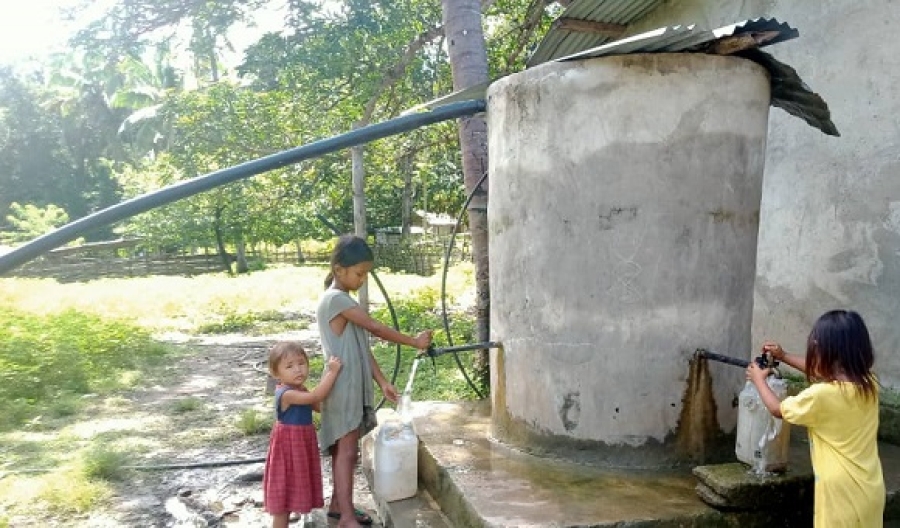 Labarik feto nain tolu kuru hela bee iha tanki. Foto:Flora Alves/INDEPENDENTE.