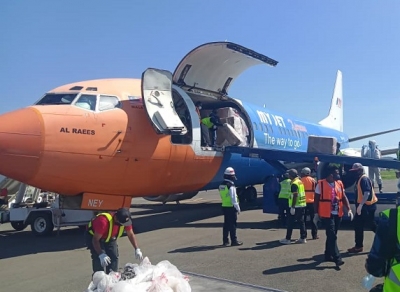 Aviaun ida ne'ebe OMS aluga tula material mai Timor-Leste, segunda (26/4), iha Aeroportu Internasional Nikolau Lobato Dili. Foto Camilio de Sousa/Independente.