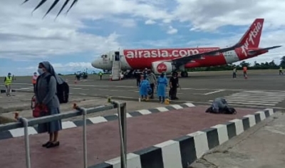 Aviaun Air Asia hatun Pasajeirus na'in 44 iha Aeroprtu Internasional Nikolau Lobato, Comoro (07/05). Foto: Camilio/Independente.