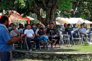 Abitante Timor-oan iha Tibar ne&#039;ebe atu sai husi kuerantina rona hela naran atu simu sertifikadu, iha karantina Tibar. Foto Jasinto Xavier/INDEPENDENTE 