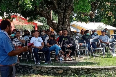 Abitante Timor-oan iha Tibar ne'ebe atu sai husi kuerantina rona hela naran atu simu sertifikadu, iha karantina Tibar. Foto Jasinto Xavier/INDEPENDENTE 