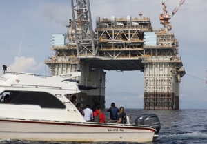 Ekipa husi Unidade Polisia Maritima (UPM) ne&#039;e lidera husi Komandante Operasaun UPM Superintendente Assistente Polisia , Lino de Jesus Vinhas, akompanha ekipa Ministeriu Petroleu no Minerais hamutuk ekipa husi embaixada Australia nian hodi halo Observasaun Platform ne&#039;ebe Ankora hela iha Tasi Timor-Leste. Foto: Media PNTL-UPM.