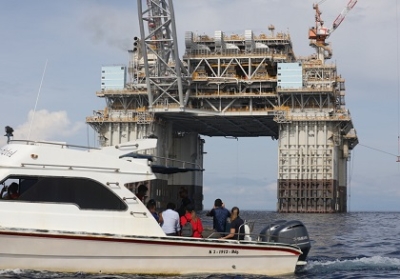 Ekipa husi Unidade Polisia Maritima (UPM) ne'e lidera husi Komandante Operasaun UPM Superintendente Assistente Polisia , Lino de Jesus Vinhas, akompanha ekipa Ministeriu Petroleu no Minerais hamutuk ekipa husi embaixada Australia nian hodi halo Observasaun Platform ne'ebe Ankora hela iha Tasi Timor-Leste. Foto: Media PNTL-UPM.