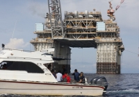 Ekipa husi Unidade Polisia Maritima (UPM) ne&#039;e lidera husi Komandante Operasaun UPM Superintendente Assistente Polisia , Lino de Jesus Vinhas, akompanha ekipa Ministeriu Petroleu no Minerais hamutuk ekipa husi embaixada Australia nian hodi halo Observasaun Platform ne&#039;ebe Ankora hela iha Tasi Timor-Leste. Foto: Media PNTL-UPM.