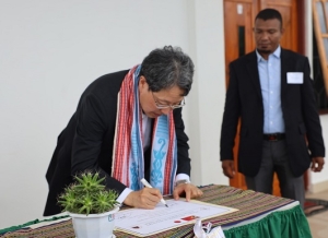 Embaixadór Japaun iha Timor-Leste, Tetsuya Kimura, asina plaka hodi inaugura edifisiu uma seguru ba ba Feto no Labarik, kuarta (15/03). Foto:Media Gabineti Palacio das Cinzas.