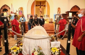 Prezidente Repúblika, Francisco Guterres Lú Olo ho nia Espoza Cidália Nobre Guterres, domingo ne’e, presta omenajén ba saudozu Reverendíssimu Bispu Basílio do Nascimento, iha igreja katedral. Foto:Media PR.