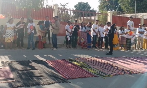 Sarani sira iha Pantai-Kelapa nahe tais iha estrada hodi simu sua Santidade Francisco, ne'ebé mai vizita Uma Formasaun Postulante Novisiadas Irmãs Alma. (10/09/24). Foto:INDEPENDENTE/Rufino Barreto.