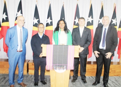 Defensór Publiku Jerál, Cancio Xavier, simu Defensora Publika Uniaun Brazileira, Dra. Ludmylla Mariana Anselmo (klaran), iha Aeroportu Internasionál Prezidente Nicolau Lobato Komoro, Sesta (20/03).FOTO: DP