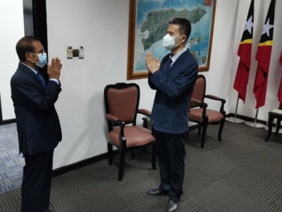 Embaxador Xina ba Timor-Leste hasoru malu ho Primeiru Ministru Taur Matan Ruak, kinta ohin (22/4), iha sala Gabinete PM. Foto Embaxada Xina.