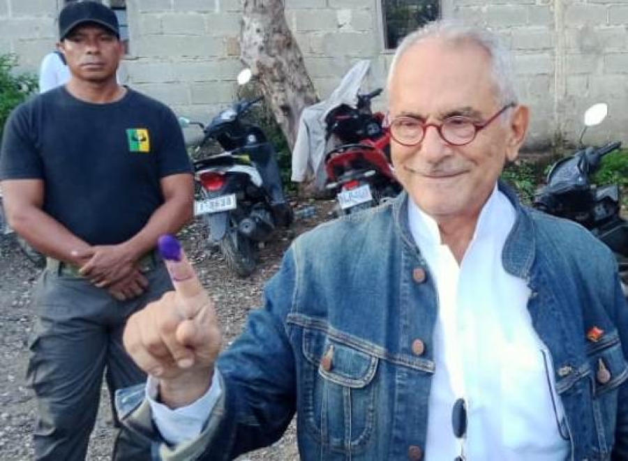 Kandidatu Prezidente Republika numeru ida (1), José Ramos Horta, ezerse ona nia direitu votu, iha sentru votasaun sede suku Metiaut, Dili, tersa (19/04). Foto:Agostino/INDEPENDENTE.