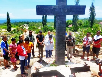 Kandidatu Presidente Republika Assanami ho nia ekipa susesu presta omenajen ba eroi sira iha loron veteranu, Kinta (3/3), iha Jardim Eroi Nasional Metinaro. Foto Independente