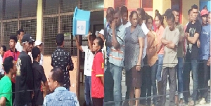 Populasaun iha linha formatura atu ba vota, hafoin urnas iha kada sentru votasaun loke iha tuku 7:00 dader horas Timor-Leste