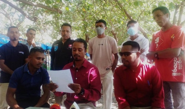 Professores kontratdu ezize ba Governu atu toma responsavel ba sira nia salariu ne'ebe durante fulan haat ona sira seidauk simu. Foto:Ivonia/INDEPENDENTE.