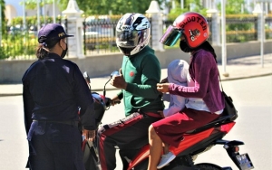 Membru PNTL halo hela check point ba motorista sira ne&#039;ebe tula feen ho oan. Foto INDEPENDENTE