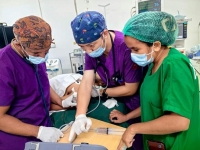 Author: Lei Bibo, an anesthesiologist of the 10th Chinese Medical Team, is from the Affiliated Hospital of Chengdu University of Traditional Chinese Medicine in Sichuan Province, China. He has been engaged in clinical anesthesia work for 17 years and has rich experience in anesthesia. The picture shows Dr. Lei performing an ultrasound-guided brachial plexus nerve block with medical staff from Timor-Leste.
