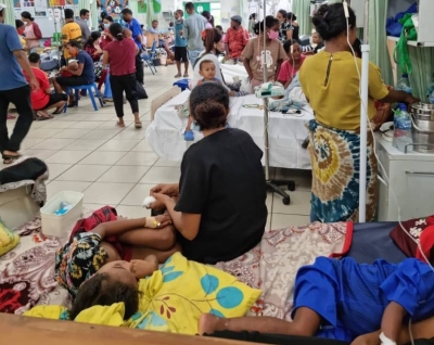 Inan-aman akompana hela oan ne&#039;ebe moras dengue iha sala emerjensia Hospital Guido valadares Dili. Foto Independente