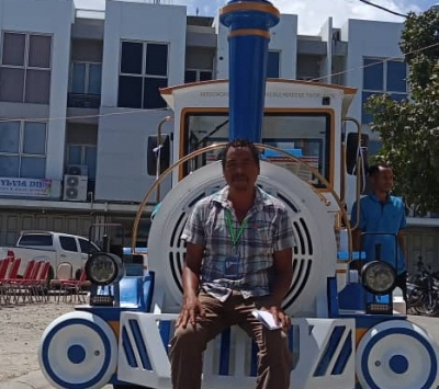 Jornalista INDEPENDENTE Online, Camilio Sousa koko sae mini komboiu ne'ebe USAID iha Timor-Leste fo apoiu ba AMTL, kuarta (18/11). Foto kontribuidor.