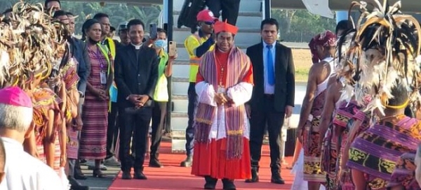 Sua Eminência Reverendíssima Kardeál Dom Virgílio do Carmo da Silva, to'o iha Aeroportu Internasional Nikolau Lobato, segunda (05/09), husi Vatikano, Roma, bainhira rema simu ordenasaun iha Loron 27 Agustus 2022. Foto:Agustino/INDEPENDENTE.