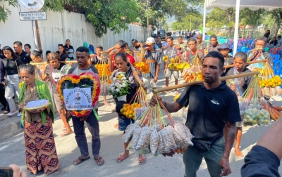 Aileba sira hakat ba rezidensia eis Prezidente Repúblika, Franisco Guterres Lu Olo, hodi oferese sira-nia aifuan, Kinta (25/06).FOTO: INDEPENDENTE/Cesarina Carvalho
