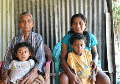 Feto faluk ida ho nia oan feto ne’ebé abandona ona husi nia laen ho oan na’in rua iha RAEOA.  Foto: UN Women/Helio Miguel.