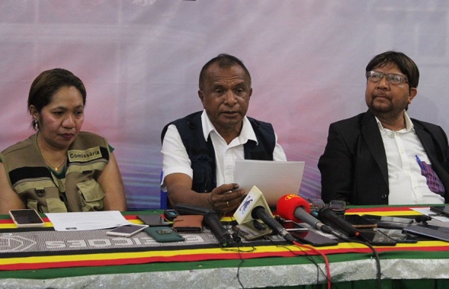 Vise Prezidente Comisaun Nasional Eleisaun, Domingos Bareto ho nia estrutura realiza konferensia imprensa konaba balansu apuramentu nasional, iha Salaun Media CNE, Kaikoli, Dili, (25/05). Foto:INDEPENDENTE.