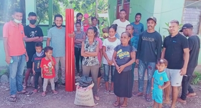 Asosiasaun Alumni Departamentu Politika Públika (AADPP) apoiu material konstrusaun ba familia uma-kain hitu (7) ne’ebé afeitadu husi dezastre naturais, iha Aldeia Lemorana, Suku Dare, Postu Administrativu Vera-Cruz. Foto: Agustino/Independente.