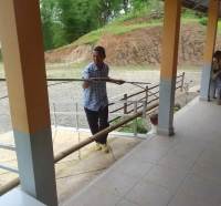 Manorin na'in ida husi eskola EBF Osso-Uaque loke hikas eskola refere, neebe iha tinan kotuk manorin kontratadu sira taka. Foto:Media Sosial.