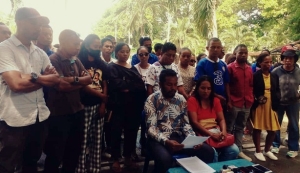 Professor kontratadu sira hala&#039;o konferensia imprensa hodi husu ba Ministra Edukasaun atu suspende prosesu rekrutamentu ba bolsa kandidatu. Jardim 05 de Maio, Kolmera, Dili, (26/01/24). Foto:INDEPENDENTE/Ivonia.
