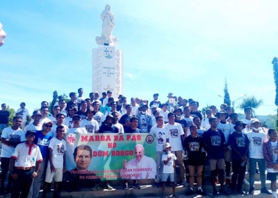 Hafoin Marsa da Paz hotu, sarani sira hasai foto iha estatua Na&#039;in Feto Bidau Lesidere, Dili, sabado (28/01). Foto:Ivonia/INDEPENDENTE.