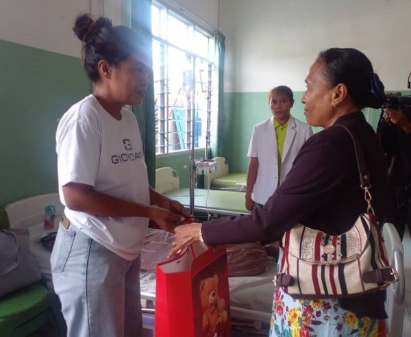 Atu komemora loron Forsa Armada Libertasaun Nasional Timor-Leste (FALINTIL) ba dala 48, grupo Ami Husi Familia Militar (AFAMA) halo Asaun Karidade ba pasiente sira ne'ebé baixa iha Sentru Saúde Vera-Cruz no Komoro.